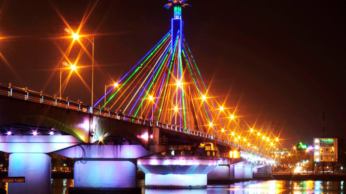 夜のハン川橋。斜張橋である橋の中心部のワイヤーはそれぞれが赤や青や緑に光っている。橋脚も白い照明で橋全体が照明で光り輝いている