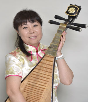 中国琵琶を抱えた佐々木 爽さんの写真