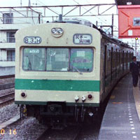 尻手駅停車中のクリーム色に緑の帯色の南部支線101系正面