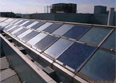 プロムナード上部に設置された太陽光発電パネル