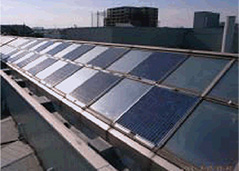 Paneles solares instalados sobre el paseo